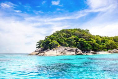 Tayland 'daki Similan Adaları' nın güzel manzarası. Cennet manzaralı, şnorkelli ve dalış noktalı en ünlü adalar. 