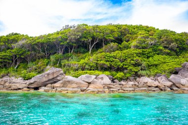 Tayland 'daki Similan Adaları' nın güzel manzarası. Cennet manzaralı, şnorkelli ve dalış noktalı en ünlü adalar. 