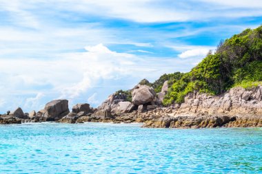 Tayland 'daki Similan Adaları' nın güzel manzarası. Cennet manzaralı, şnorkelli ve dalış noktalı en ünlü adalar. 