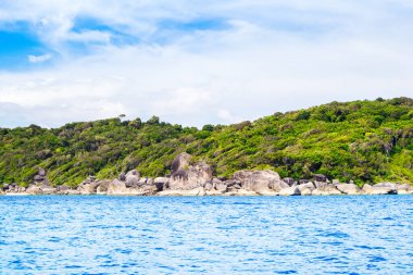 Tayland 'daki Similan Adaları' nın güzel manzarası. Cennet manzaralı, şnorkelli ve dalış noktalı en ünlü adalar. 