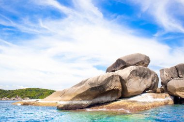 Tayland 'daki Similan Adaları' nın kayalık kıyıları cennet manzaralı, şnorkelli ve dalış noktalı en ünlü adalardır. 