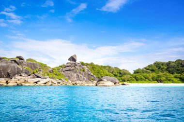 Tayland 'daki Similan Adaları' nın güzel manzarası. Cennet manzaralı, şnorkelli ve dalış noktalı en ünlü adalar. 