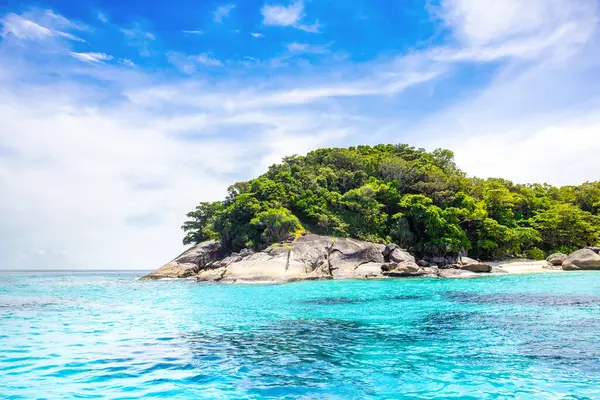 Tayland 'daki Similan Adaları' nın güzel manzarası. Cennet manzaralı, şnorkelli ve dalış noktalı en ünlü adalar. 