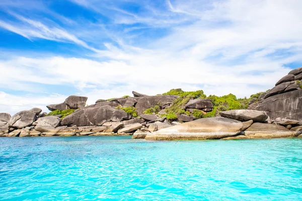 Tayland 'daki Similan Adaları' nın güzel manzarası. Cennet manzaralı, şnorkelli ve dalış noktalı en ünlü adalar. 