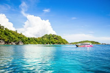 Similan Adaları - 10 Kasım 2023: Cennet manzaralı, şnorkelli ve dalış noktalı Similan Adaları yakınlarındaki tekne turları  