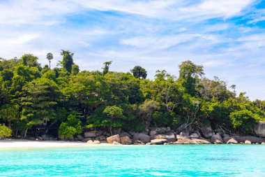 Tayland 'daki Similan Adaları' nın güzel manzarası. Cennet manzaralı, şnorkelli ve dalış noktalı en ünlü adalar. 
