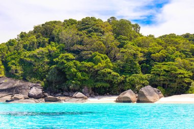 Tayland 'daki Similan Adaları' nın güzel manzarası. Cennet manzaralı, şnorkelli ve dalış noktalı en ünlü adalar. 