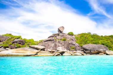 Tayland 'daki Similan Adaları' nın güzel manzarası. Cennet manzaralı, şnorkelli ve dalış noktalı en ünlü adalar. 