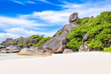 Tayland 'daki Similan Adaları' nın güzel manzarası. Cennet manzaralı, şnorkelli ve dalış noktalı en ünlü adalar. 