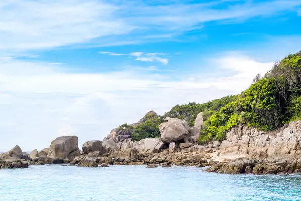 Tayland 'daki Similan Adaları' nın kayalık kıyıları cennet manzaralı en ünlü adalardır. 