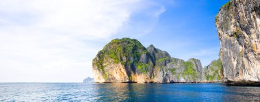 Tayland 'daki Phi Phi Adaları' ndaki Maya Körfezi 'nin panoramik manzarası. Cennet manzarası, kumlu plaj ve yeşil kayaların olduğu en ünlü yerlerden biri. 