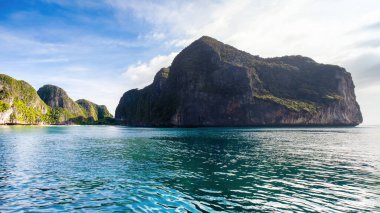 Tayland 'daki Phi Phi Adaları' ndaki Maya Körfezi 'nin güzel manzarası. Cennet manzarası, kumlu plaj ve yeşil kayaların olduğu en ünlü yerlerden biri. 