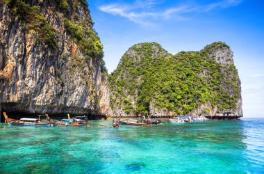 Phi Phi, Tayland - 23 Kasım 2023: Phi Phi Adaları 'ndaki Maya Körfezi' nin güzel manzarası - cennet manzaralı, kumlu ve yeşil kayalıklı en ünlü yerlerden biri. 
