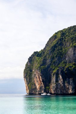 Tayland 'daki Phi Phi Adaları' ndaki Maya Körfezi 'nin güzel günbatımı manzarası. Cennet manzarası, kumlu plaj ve yeşil kayaların olduğu en ünlü yerlerden biri. 