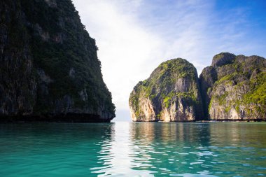 Tayland 'daki Phi Phi Adaları' ndaki Maya Körfezi 'nin güzel manzarası. Cennet manzarası, kumlu plaj ve yeşil kayaların olduğu en ünlü yerlerden biri. 