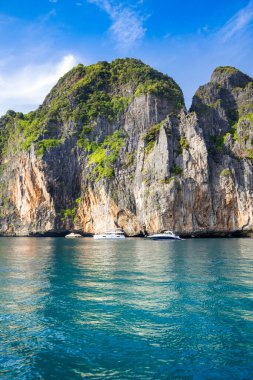 Tayland 'daki Phi Phi Adaları' ndaki Maya Körfezi 'nin güzel manzarası. Cennet manzarası, kumlu plaj ve yeşil kayaların olduğu en ünlü yerlerden biri. 
