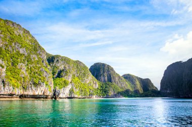 Tayland 'daki Phi Phi Adaları' ndaki Maya Körfezi 'nin güzel manzarası. Cennet manzarası, kumlu plaj ve yeşil kayaların olduğu en ünlü yerlerden biri. 