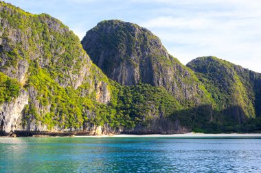 Tayland 'daki Phi Phi Adaları' ndaki Maya Körfezi 'nin güzel manzarası. Cennet manzarası, kumlu plaj ve yeşil kayaların olduğu en ünlü yerlerden biri. 