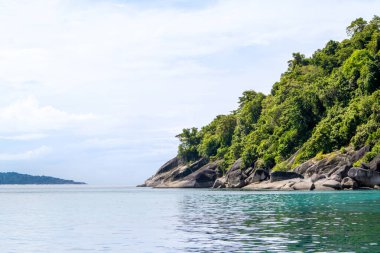 Tayland 'daki Similan Adaları' nın güzel manzarası. Cennet manzaralı, şnorkelli ve dalış noktalı en ünlü adalar. 