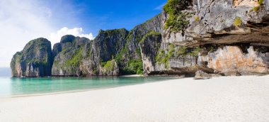 Tayland 'daki Phi Phi Adaları' ndaki Maya Körfezi 'nin panoramik manzarası. Cennet manzarası, kumlu plaj ve yeşil kayaların olduğu en ünlü yerlerden biri. 