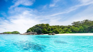 Tayland 'daki Similan Adaları' nın güzel manzarası. Cennet manzaralı, şnorkelli ve dalış noktalı en ünlü adalar. 