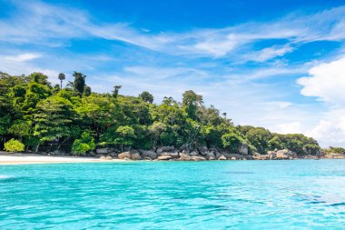 Tayland 'daki Similan Adaları' nın güzel manzarası. Cennet manzaralı, şnorkelli ve dalış noktalı en ünlü adalar. 