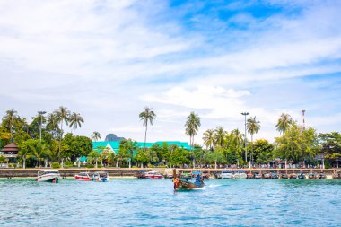 Phi Phi, Tayland - 10 Kasım 2023: Phi Phi 'de gemi marinası gezisi