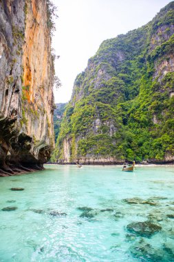 Tayland 'daki Phi Phi Adaları' nın güzel manzarası. Cennet manzaralı ve yeşil kayalıklı en ünlü adalar.