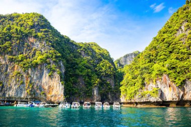 Phi Phi, Tayland - 23 Kasım 2023: Maya Körfezi yakınlarındaki tekneleri ve yatları gezmek - cennet manzaralı en ünlü yerlerden biri, kumlu sahil ve yeşil kayalıklar 