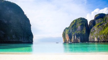 Tayland 'daki Phi Phi Adaları' ndaki Maya Körfezi 'nin güzel manzarası. Cennet manzarası, kumlu plaj ve yeşil kayaların olduğu en ünlü yerlerden biri. 