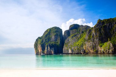 Tayland 'daki Phi Phi Adaları' ndaki Maya Körfezi 'nin güzel manzarası. Cennet manzarası, kumlu plaj ve yeşil kayaların olduğu en ünlü yerlerden biri. 