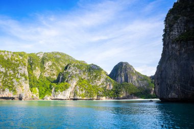 Tayland 'daki Phi Phi Adaları' ndaki Maya Körfezi 'nin güzel manzarası. Cennet manzarası, kumlu plaj ve yeşil kayaların olduğu en ünlü yerlerden biri. 