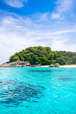 Tayland 'daki Similan Adaları' nın güzel manzarası. Cennet manzaralı, şnorkelli ve dalış noktalı en ünlü adalar. 