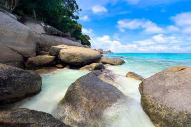 Tayland 'daki Similan Adaları' nın kayalık kıyıları cennet manzaralı, şnorkelli ve dalış noktalı en ünlü adalardır. 