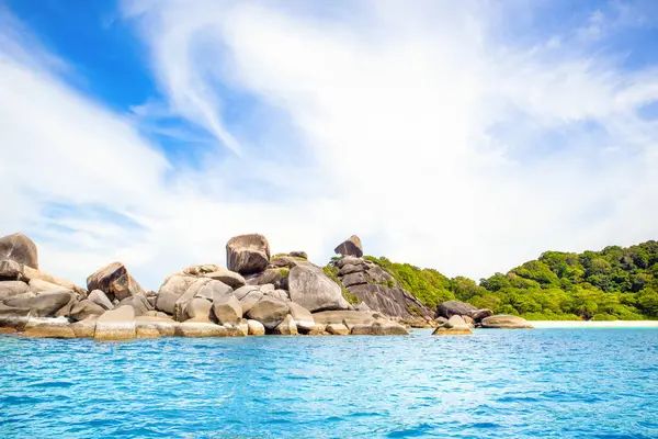 Tayland 'daki Similan Adaları' nın güzel manzarası. Cennet manzaralı, şnorkelli ve dalış noktalı en ünlü adalar. 