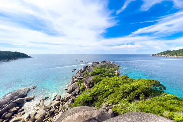 Tayland 'daki Similan Adaları' nın güzel manzarası. Cennet manzaralı, şnorkelli ve dalış noktalı en ünlü adalar. 
