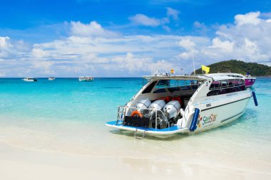 Similan Adaları - 10 Kasım 2023: Cennet manzaralı, şnorkelli ve dalış noktalı Similan Adaları yakınlarındaki tekne turları  