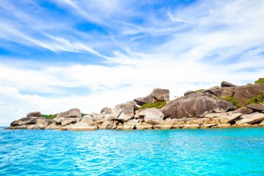 Tayland 'daki Similan Adaları' nın kayalık kıyıları cennet manzaralı, şnorkelli ve dalış noktalı en ünlü adalardır. 