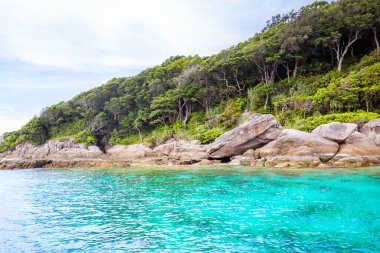 Tayland 'daki Similan Adaları' nın kayalık kıyıları cennet manzaralı, şnorkelli ve dalış noktalı en ünlü adalardır. 