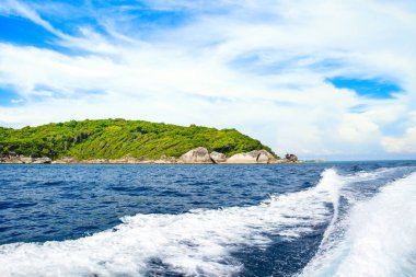 Tayland 'daki Similan Adaları' nın güzel manzarası. Cennet manzaralı, şnorkelli ve dalış noktalı en ünlü adalar. 