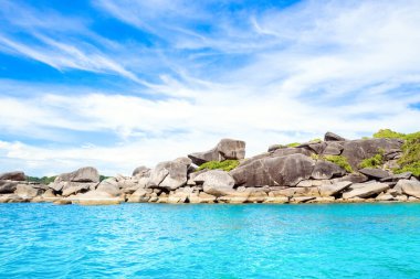 Tayland 'daki Similan Adaları' nın kayalık kıyıları cennet manzaralı, şnorkelli ve dalış noktalı en ünlü adalardır. 