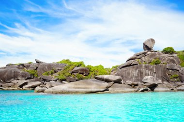 Tayland 'daki Similan Adaları' nın kayalık kıyıları cennet manzaralı, şnorkelli ve dalış noktalı en ünlü adalardır. 