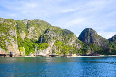 Tayland 'daki Phi Phi Adaları' ndaki Maya Körfezi 'nin güzel manzarası. Cennet manzarası, kumlu plaj ve yeşil kayaların olduğu en ünlü yerlerden biri. 