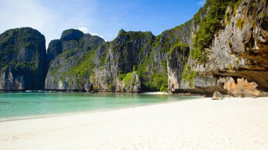 Tayland 'daki Phi Phi Adaları' ndaki Maya Körfezi 'nin güzel manzarası. Cennet manzarası, kumlu plaj ve yeşil kayaların olduğu en ünlü yerlerden biri. 
