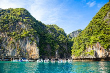 Phi Phi, Tayland - 23 Kasım 2023: Phi Phi adaları yakınlarındaki tekne ve yatları gezmek - cennet manzaralı ve yeşil kayalıklı en ünlü yerlerden biri 
