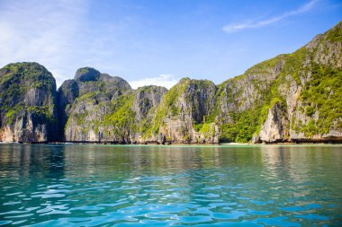 Tayland 'daki Phi Phi Adaları' ndaki Maya Körfezi 'nin güzel manzarası. Cennet manzarası, kumlu plaj ve yeşil kayaların olduğu en ünlü yerlerden biri. 