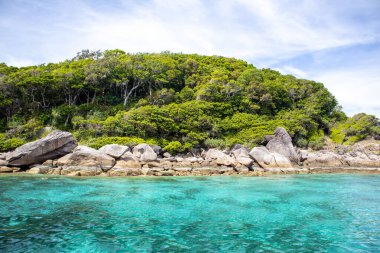 Tayland 'daki Similan Adaları' nın kayalık kıyıları cennet manzaralı, şnorkelli ve dalış noktalı en ünlü adalardır. 