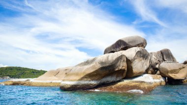 Tayland 'daki Similan Adaları' nın kayalık kıyıları cennet manzaralı, şnorkelli ve dalış noktalı en ünlü adalardır. 