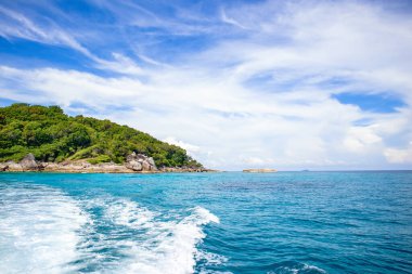 Tayland 'daki Similan Adaları' nın güzel manzarası. Cennet manzaralı, şnorkelli ve dalış noktalı en ünlü adalar. 