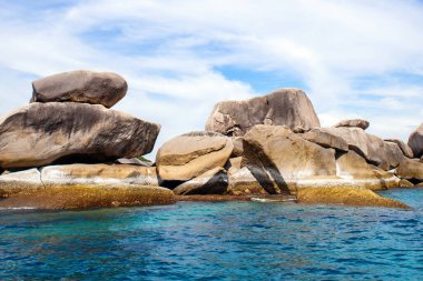 Tayland 'daki Similan Adaları' nın kayalık kıyıları cennet manzaralı, şnorkelli ve dalış noktalı en ünlü adalardır. 